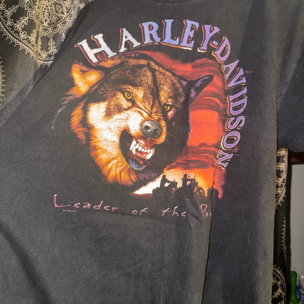 Vintage Harley-Davidson Black Tee with Fierce Wolf Design